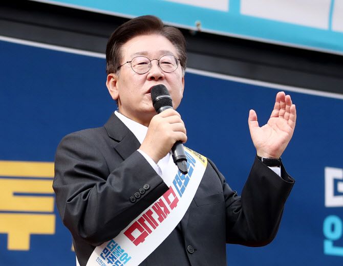 이재명 더불어민주당 대표가 17일 오후 인천시 부평구 인천지하철 1호선 부평역 북광장에서 열린 일본 후쿠시마 오염수 방류 규탄대회에서 발언하고 있다.(사진=연합뉴스)