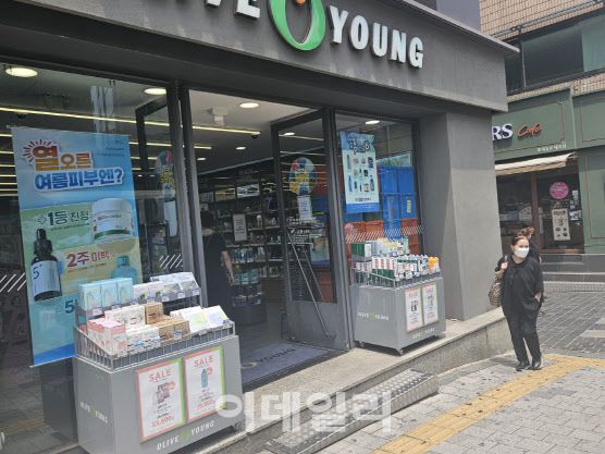 13일 ‘개문냉방’ 중인 서울 중구 명동역 일대 한 가게(사진=이영민 수습기자)