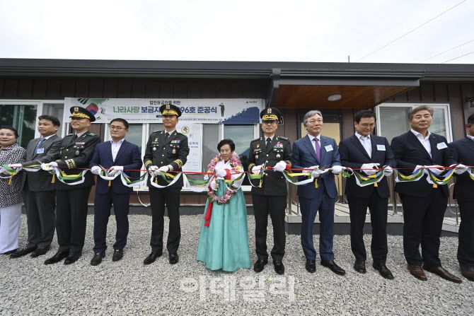 20일 경북 영주시 故 신혜선 옹의 자택에서 개최된 나라사랑 보금자리 준공식에서 박정환(오른쪽에서 네번째) 육군참모총장을 비롯한 참석자들이 테이프 커팅을 하고 있다. (사진=육군)