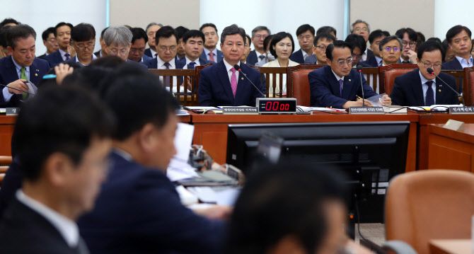 한창섭 행정안전부 장관 직무대행이 22일 오전 서울 여의도 국회에서 열린 행정안전위원회 전체회의에 출석해 있다.(사진=뉴시스)