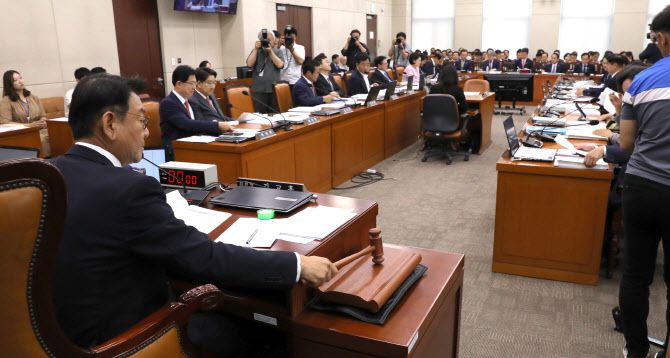 김교흥 행안위원장이 22일 오전 서울 여의도 국회에서 열린 행정안전위원회 전체회의에서 의사봉을 두드리고 있다.(사진=뉴시스)