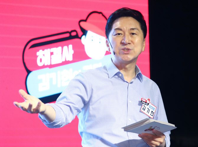 김기현 국민의힘 대표가 23일 오전 마포구 홍익대 앞 에이치 스테이지(H-stage)에서 ‘대학생 패키지 지원 발표 쇼케이스 종강 PT’를 하고 있다. (사진=뉴스1)