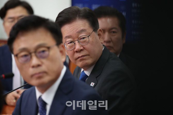 이재명 더불어민주당 대표와 박광온 원내대표 및 최고위원들이 28일 서울 여의도 국회에서 열린 최고위원회의에서 후쿠시마 원전 오염수 관련 영상을 시청하고 있다. (사진= 노진환 기자)