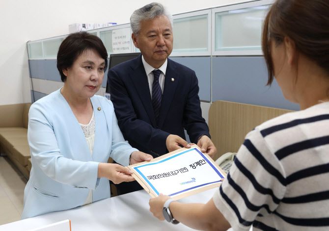 정춘숙(왼쪽), 홍성국 더불어민주당 의원이 4일 오전 서울 여의도 국회에서 김기현 국민의힘 대표의 ‘마약 발언’과 관련해 징계안을 의안과에 제출하고 있다.(사진=뉴스1)