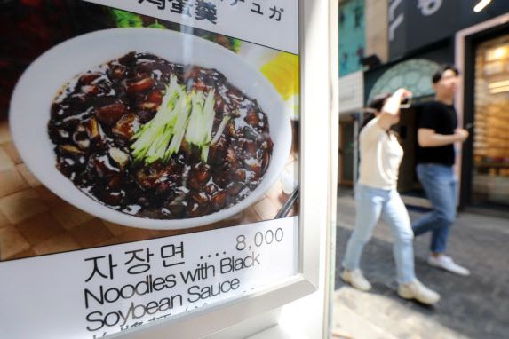 지난달 19일 서울 시내 한 식당가에서 중화요리 음식점이 판매하는 자장면 메뉴 소개 입간판이 세워져 있는 모습.(사진=뉴시스)