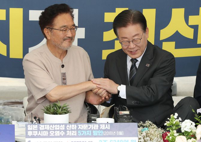 이재명(오른쪽) 더불어민주당 대표가 10일 오전 서울 여의도 국회 본청 앞에서 일본 후쿠시마 원전 오염수 해양 투기 반대 단식 농성에 나선 우원식 의원의 손을 잡고 있다.(사진=뉴스1)