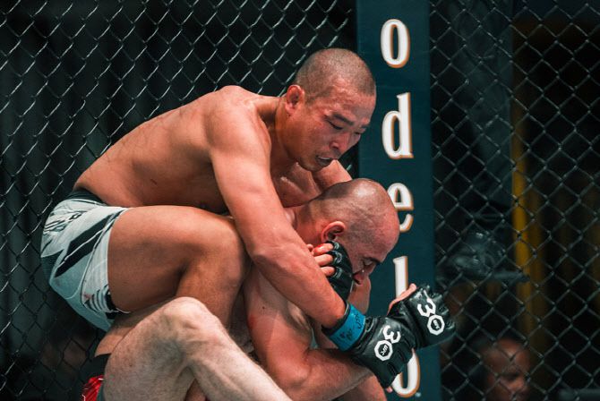 박준용이 알베르트 두라예프에게 리어네이키드 초크를 걸고 있다. 사진=UFC