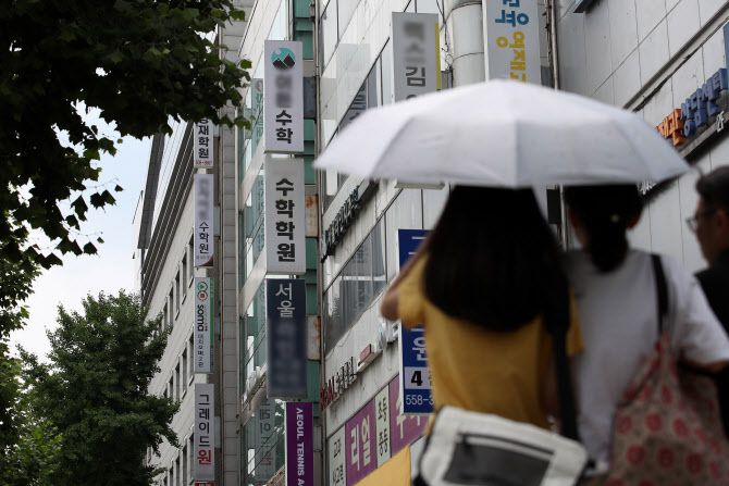 지난달 25일 오후 서울 대치동 학원가 모습. (사진=뉴시스)