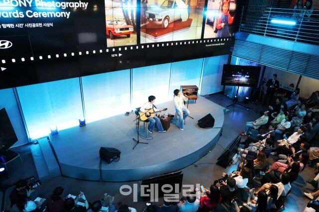 밴드 ‘잔나비’가 현대차와 협업한 헤리티지 프로젝트 신곡 ‘pony’ 부르며 공연하는 모습.(사진=현대차)