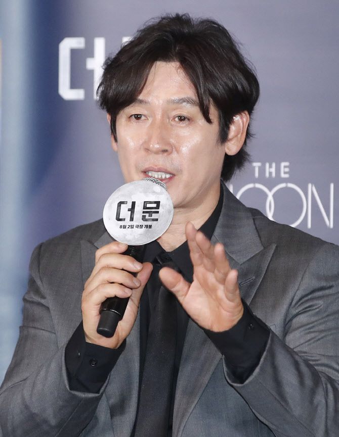 배우 설경구가 25일 서울 용산구 CGV 용산아이파크몰에서 열린 영화 ‘더 문’ 언론시사회에서 인사말을 하고 있다.(사진=뉴스1)