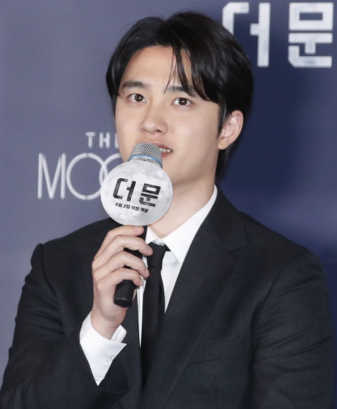 배우 도경수가 25일 서울 용산구 CGV 용산아이파크몰에서 열린 영화 ‘더 문(감독 김용화)’ 언론시사회에서 인사말을 하고 있다.(사진=뉴스1)