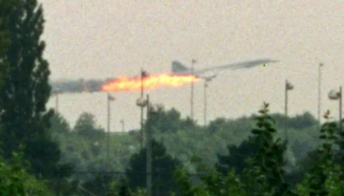 엔진에 불이 붙은 콩코드 항공기가 찍힌 모습이다. (사진=concordesst.com)