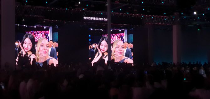 그룹 아이브의 멤버 장원영이 해외 배우 시드니 스위니와 함께 ‘갤럭시Z 플립5’으로 찍은 셀피가 현장에서 공개됐다. (사진=김정유 기자)