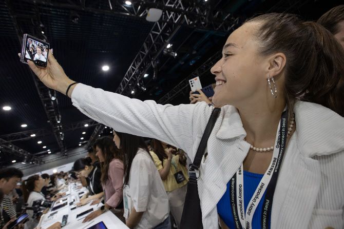 26일 서울 강남구 코엑스에서 개최된 ‘갤럭시 언팩’에서 관람객이 ‘갤럭시Z 플립5’의 커버 스크린 ‘플렉스 윈도우’로 셀피 촬영을 하고 있다. (사진=삼성전자)