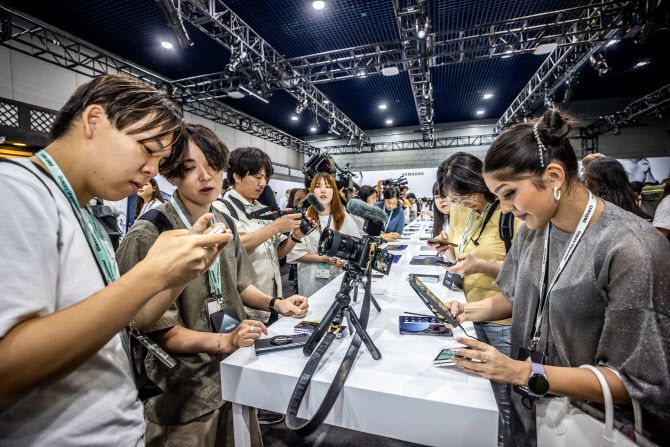 26일 서울 강남구 코엑스에서 개최된 ‘갤럭시 언팩’에서 글로벌 미디어들이 ‘갤럭시Z 플립5’와 ‘갤럭시Z 폴드5’ 등 신제품을 체험하고 있다. (사진=삼성전자)