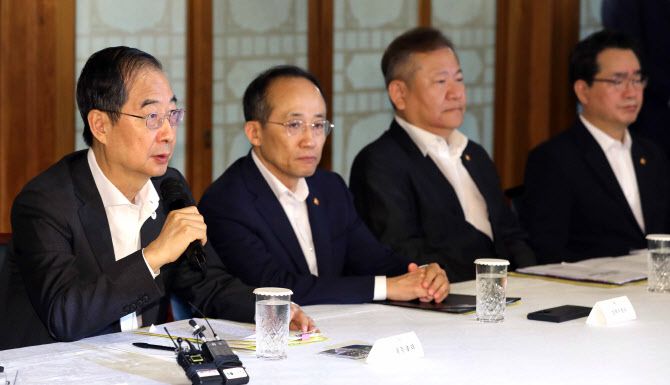 한덕수 국무총리가 28일 오전 서울 총리공관에서 열린 제11차 고위당정협의회에서 인사말을 하고 있다. 왼쪽부터 한 국무총리, 추경호 경제부총리, 이상민 행정안전부 장관. 정환근 농림축산식품부 장관.(사진=뉴시스)