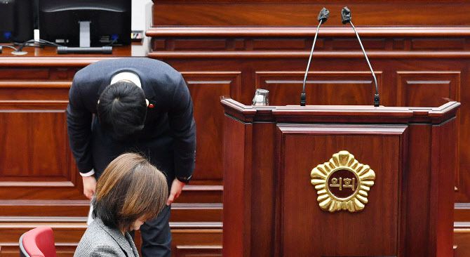 음주운전으로 물의를 일으킨 강경흠 제주특별자치도의회 의원이 지난 3월 29일 오전 제414회 임시회 제1차 본회의에서 공개 사과하고 있다. 도의회는 이날 본회의에서 강 의원에 대한 징계의 건(공개회의에서의 사과·30일 출석정지)을 가결했다.(사진=제주도의회)