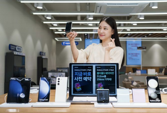 SKT 매장에서 SKT 홍보모델이 사전예약 혜택을 소개하는 모습.(사진=SKT)