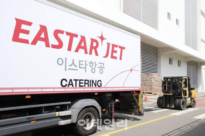 이스타항공이 수해를 입은 청주 지역 이재민들에게 전달하기 위한 구호물품을 싣고 있다.(사진=이스타항공)