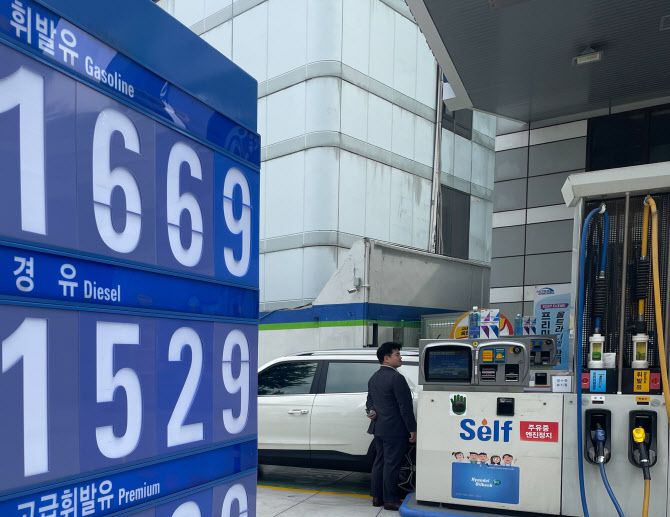 물가상승률이 6개월 연속 둔화하면서 두 달째 2%대를 기록했다. 석유류 가격이 역대 최대 폭으로 하락하면서 25개월 만의 가장 낮은 물가 상승률을 이끌었다. 사진은 2일 서울 시내 주유소 모습.(사진=연합뉴스)