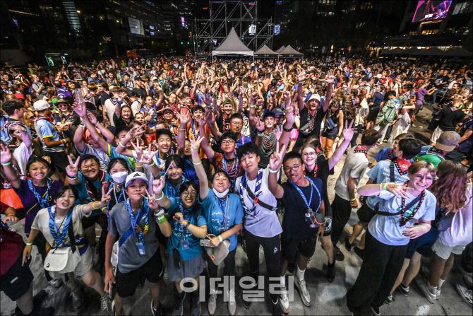 세종문화회관이 잼버리 대원들을 위해 지난 9일 광화문광장에서 개최한 ‘세종썸머페스티벌’ 프로그램 ‘웰컴 투 서울 댄스 나이트’에서 잼버리 대원들이 환호하고 있다. (사진=세종문화회관)