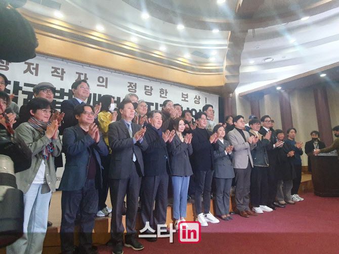 지난 2월 국회에서 영화감독들이 참석한 채 열린 ‘영상저작자의 정당한 보상! 저작권법 개정안 지지 선언회’ 행사 후 참석자들이 단체 사진을 찍고 있다.(사진=김보영 기자)