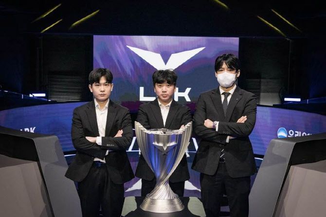 2023 LCK 서머 파이널에 나서는 T1 임재현 감독대행(왼쪽)과 젠지 고동빈 감독(중앙), KT 롤스터 강동훈 감독. 제공=LCK