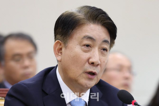 [이데일리 이영훈 기자] 이동관 방송통신위원장 후보자가 18일 국회에서 열린 인사청문회에서 의원 질의에 답하고 있다.