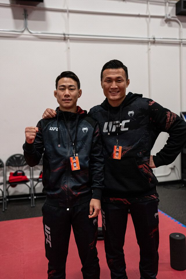 스승인 ‘코리안좀비’ 정찬성과 함께 한 최승국. 사진=UFC