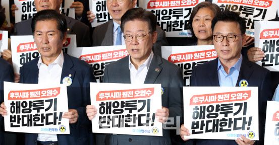 이재명 더불어민주당 대표, 박광온 원내대표, 정청래 최고위원 등이 22일 오후 서울 여의도 국회 본청 로텐더홀 앞 계단에서 열린 일본 후쿠시마 원전오염수 해양방류 규탄대회에서 구호를 외치고 있다. (사진=뉴시스)