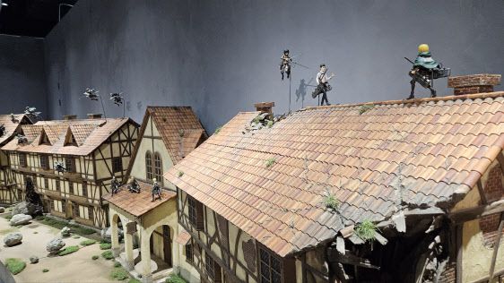 ‘진격의 거인전 FINAL in SEOUL’ 전시 전경. 만화 속 장면을 재현한 ‘미니어처 타운’(사진=웨이즈비).