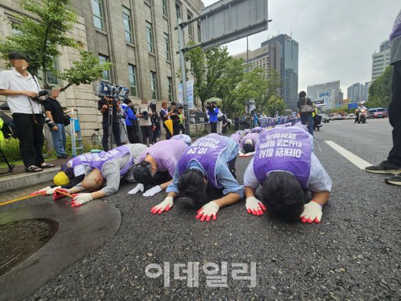 이태원참사 유가족과 4대 종교단체가 22일 오전 10시 29분 서울 중구 서울광장 분향소 일대에서 삼보일배 행진을 하고 있다.(사진=이영민 기자)