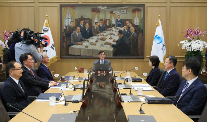 이창용 한국은행 총재가 24일 오전 서울 중구 한국은행에서 열린 금융통화위원회를 주재하고 있다.(사진=한국은행 제공)