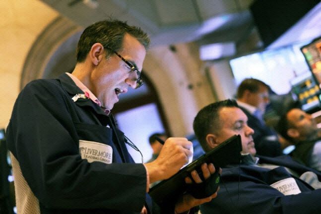 뉴욕증권거래소에서 트레이더가 환호성을 외치고 있다. (사진=AFP)