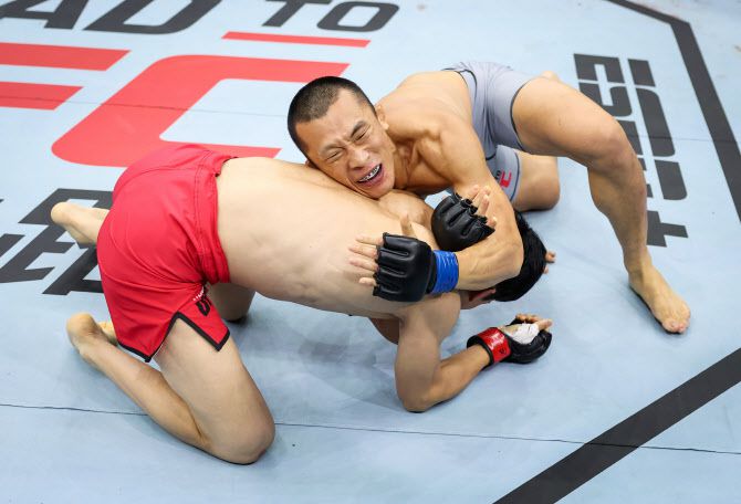 로드 투 UFC 8강전에서 서브미션 승리를 거둔 김상욱. 사진=UFC