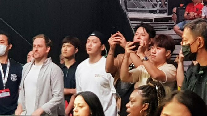 UFC 경기장 관중석에서 최승우의 경기를 관전하면서 응원하는 배우 변요힌. 사진=이석무 기자