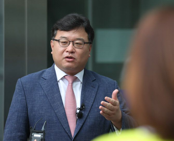 웹툰작가 주호민씨의 아들을 담당한 특수교사 A씨의 아동학대범죄의 처벌 등에 관한 특례법 위반 혐의 3차 공판이 재개된 28일 오후 경기 수원시 영통구 수원지방법원에서 김기윤 경기도교육청 고문 변호사가 취재진의 질문에 답하고 있다. (사진=뉴스1)