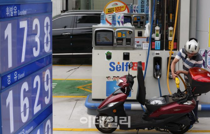 [이데일리 이영훈 기자] 기름값이 7주 연속 오름세를 보이면서 국내 경유 평균 판매 가격이 6개월 만에 ℓ(리터)당 1600원을 넘어선 가운데 27일 오전 서울 시내 한 주유소에 휘발유, 경유 판매 가격이 표시돼 있다.