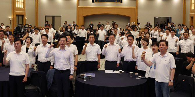 이재명 당대표를 비롯한 더불어민주당 의원들이 29일 오전 강원 원주시 오크밸리리조트에서 열린 ‘2023 정기국회 대비 국회의원 워크숍’에서 정기국회·후쿠시마 핵물질 오염수 해양투기 비생행동 결의문 채택을 마치고 파이팅을 외치고 있다. (사진=뉴스1)