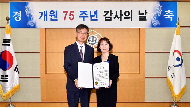 국민연금공단 기금운용본부 운용지원실 자금관리부는 지난 28일 열린 감사원 개원 75주년 기념식에서 미국 투자 관련 세금을 매년 120억원 이상 절감한 공로를 인정받아 ‘감사원장 표창’을 수상했다. 사진 왼쪽부터 최재해 감사원장, 홍은주 자금관리부장 (사진=감사원)