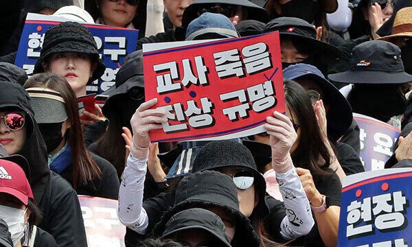 지난 26일 전국교사모임 교사들이 서울 여의도 국회 앞에서 열린 국회 입법촉구 및 추모 6차 교사집회에서 구호를 외치고 있다. (사진=뉴스1)