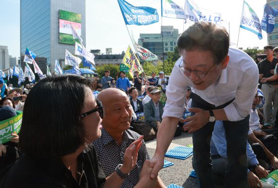 이재명 더불어민주당 대표가 2일 오후 서울 프레스센터 인근에서 열린 ‘후쿠시마 핵오염수 해양투기 중단·윤석열정부 규탄 범국민대회’에서 용혜인 기본소득당 상임대표와 악수하고 있다.(사진=연합뉴스)