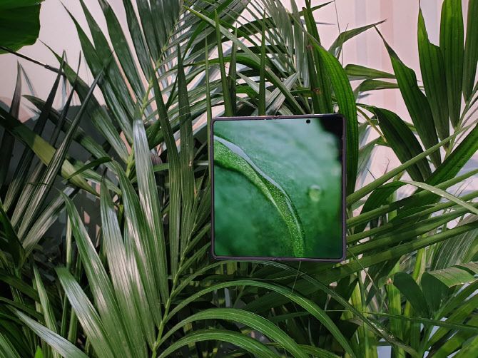 아너가 공개한 첫 폴더블 스마트폰 매직 V2가 전시돼 있는 모습. (사진=김응열 기자)