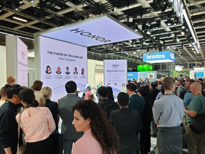 IFA 2023에 참가한 중국 스마트폰 업체 아너의 전시장이 수많은 인파로 북적이고 있다. (사진=김응열 기자)