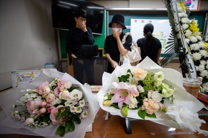 고 서이초 교사 49재 추모제가 열린 4일 서울 서초구 서이초등학교 교사가 근무했던 1학년 6반 교실을 고인의 지인들이 둘러보고 있다.(사진=방인권 기자)