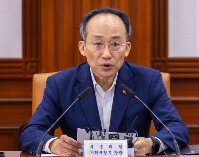 추경호 경제부총리 겸 기획재정부 장관이 4일 오전 서울 종로구 정부서울청사에서 열린 비상 경제장관회의 겸 수출 투자대책 회의에서 최근 경제 동향과 수출 상황에 대해 말하고 있다. (사진=연합뉴스)