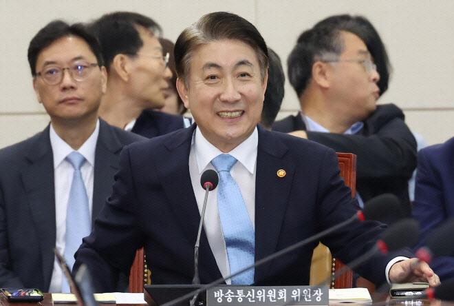 4일 국회에서 열린 과학기술방송통신위원회 전체 회의에서 이동관 방송통신위원장이 미소를 짓고 있다. 사진=연합뉴스