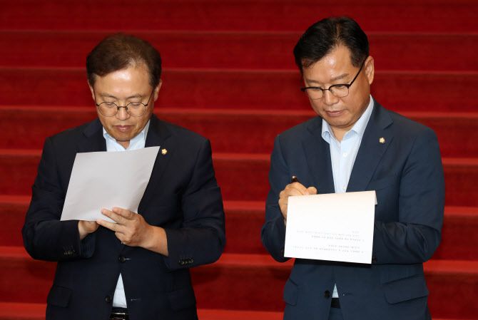 이양수(오른쪽) 국민의힘 원내수석부대표와 송기헌 더불어민주당 원내수석부대표가 지난 1일 오전 서울 여의도 국회 본청 로텐더홀 계단 앞에서 정기국회 의사일정 합의문에 서명을 하고 있다.(사진=뉴시스)