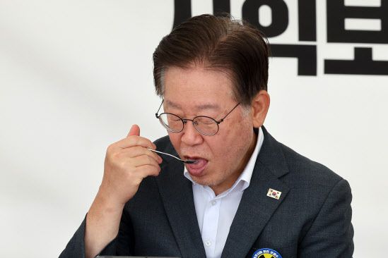 이재명 더불어민주당 대표가 지난 3일 오전 서울 여의도 국회 본청 앞 단식투쟁 천막에서 소금을 먹고 있다.(사진=뉴스1)