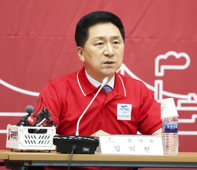 김기현 국민의힘 대표가 7일 오전 부산시 동구 부산항국제전시컨벤션센터에서 열린 부산 현장 최고위원회의에서 발언하고 있다.(사진=연합뉴스)